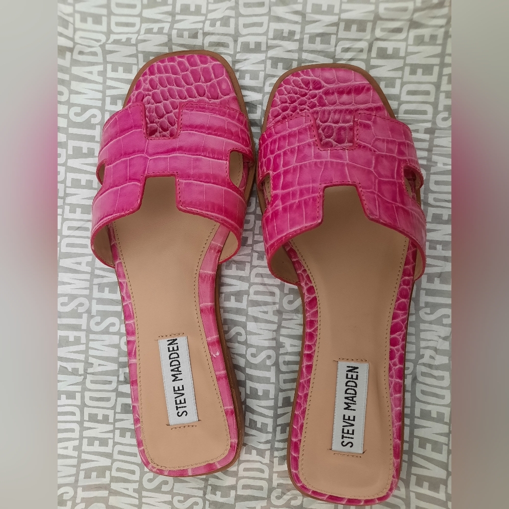 Steve Madden Hadyn Sandals Pink Croc Leather 6.5. New in original box.